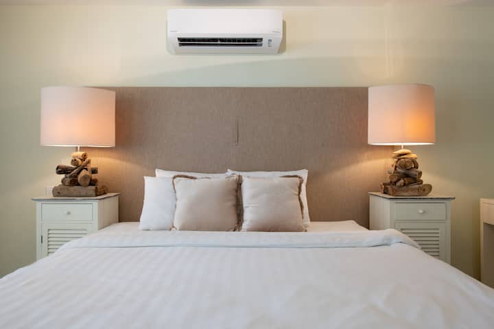 Floral Dreamsは、6名様にご利用いただける快適な3ベッドルームのアパートです。 すべての寝室にはエアコンがあり、アパートには温水シャワー付きの2つの快適なバスルームがあります。