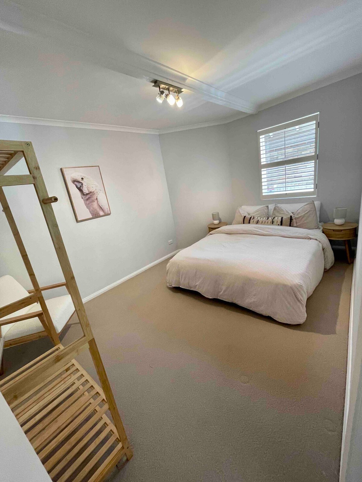 Slaapkamer met queensize bed