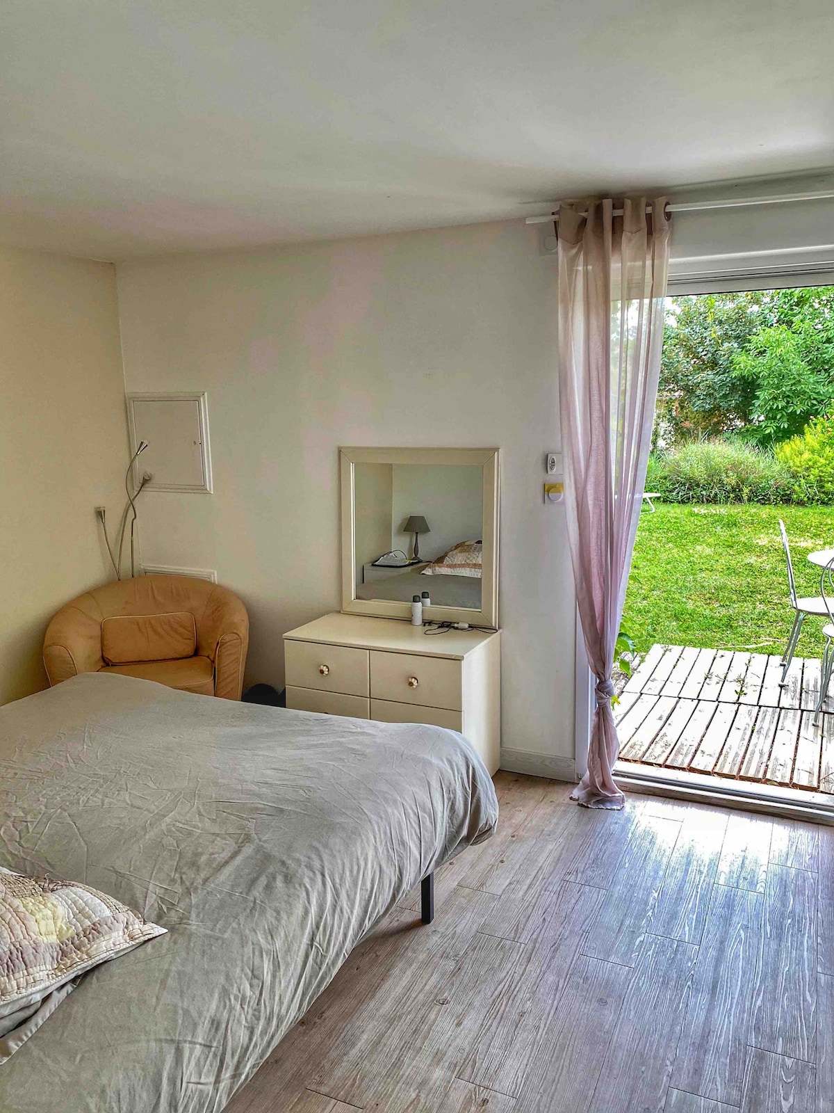 Spálňa s manželskou posteľou a prístupom do záhra 
Posteľ 180 x 200