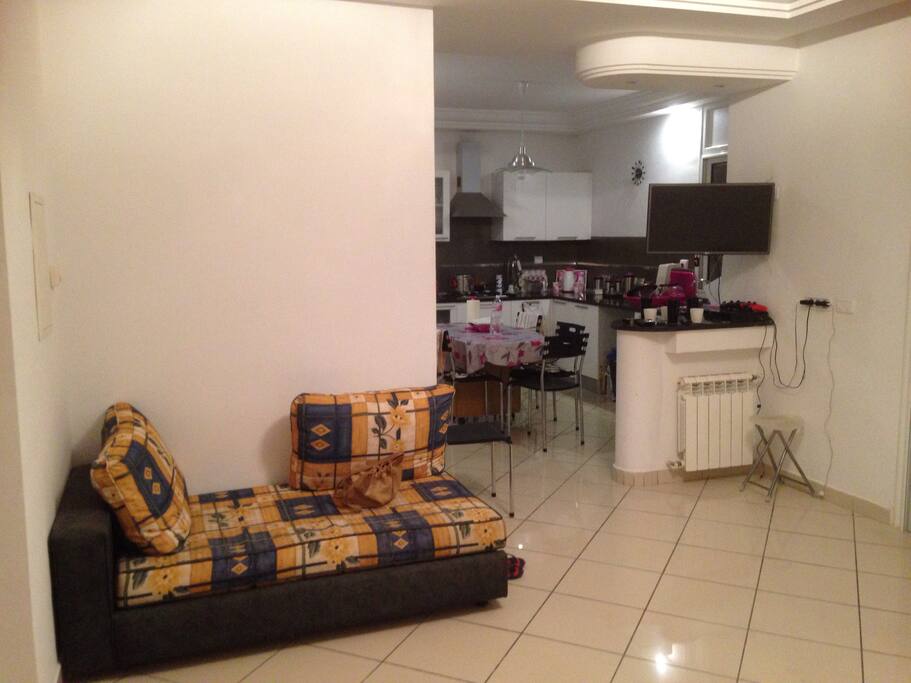 Salon avec TV pivotante (vers salon ou vers cuisine)
