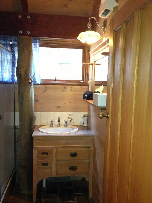 Bathroom (separate toilet)