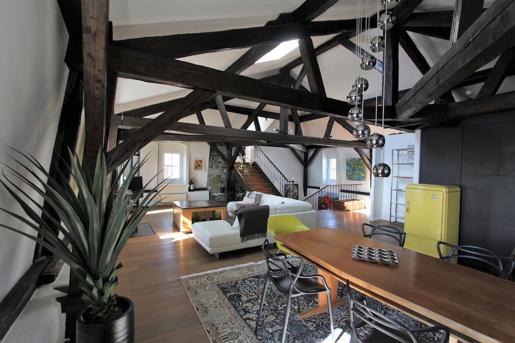 The living-room and its high ceiling, with wooden beams