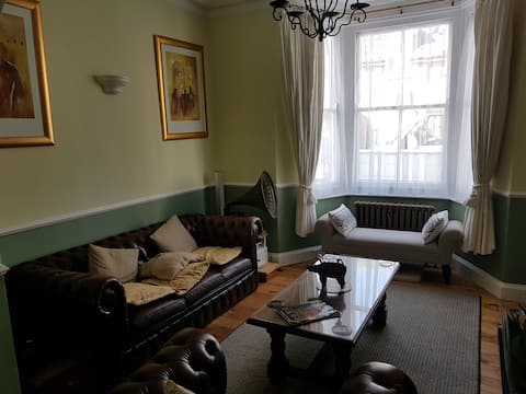 Popular Airbnb listing: terraced house with original features in Manston