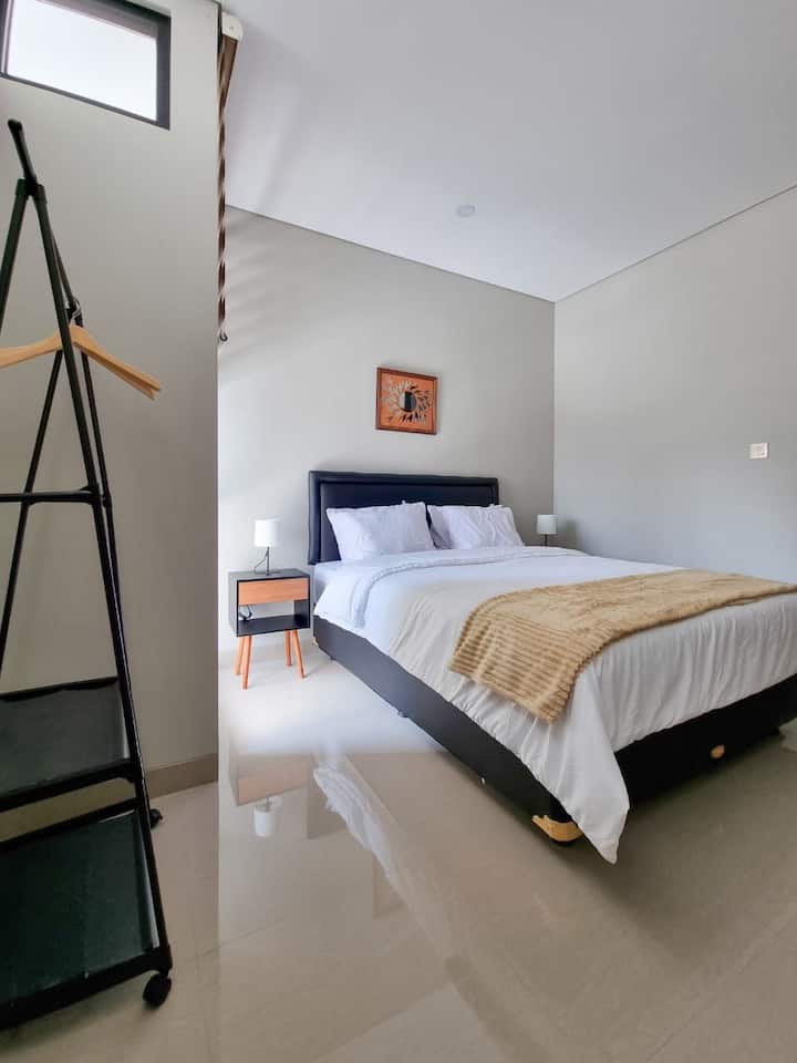 Საძინებელი დედოფლის საწოლით მე-2 სართულზე