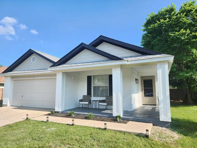 The Grove Retreat - Central Location