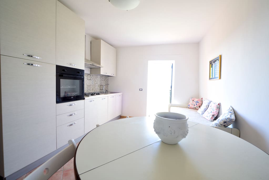 Ingresso con cucina e angolo relax. Accesso al giardino.
Entrance with kitchen and relax corner. Access to the garden.