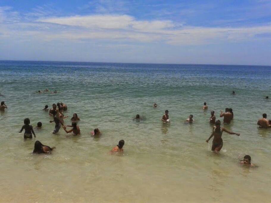 Praia a uma quadra do apartamento