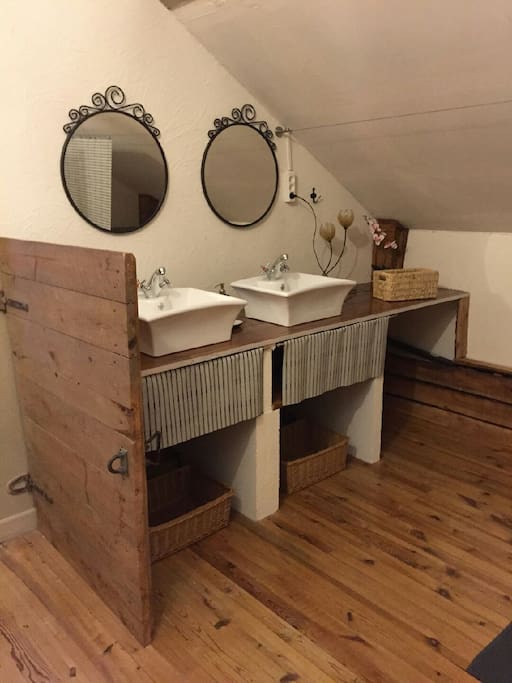 Salle d'eau avec 2 vasques, douche et WC.