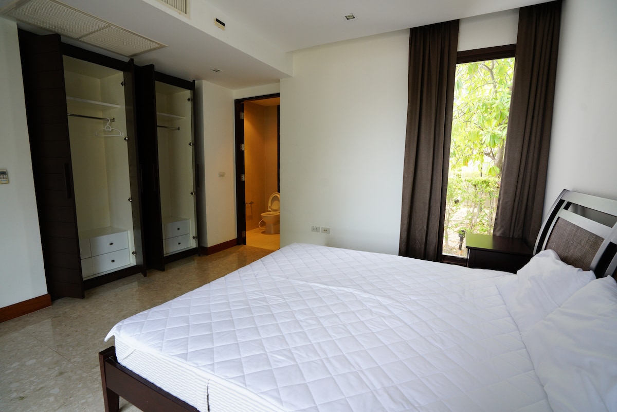 La 3ème chambre est sur la 1ère Floride avec vue sur le jardin et la mer.