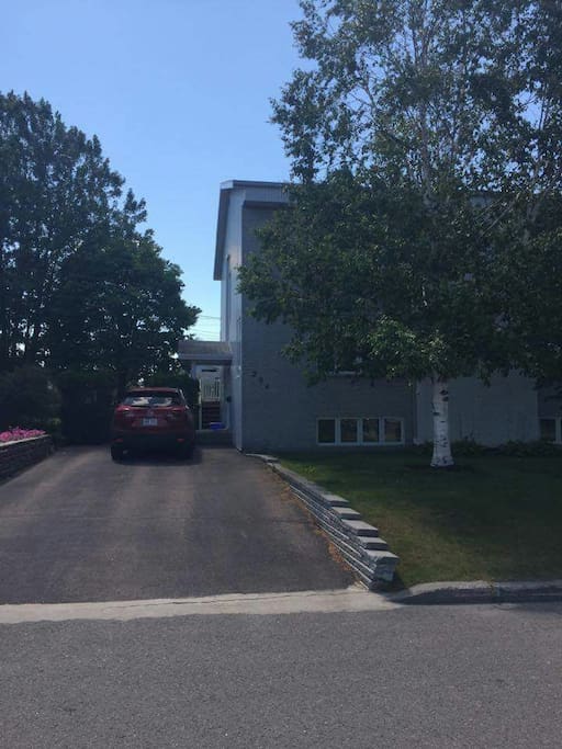 situé dans un quartier paisible