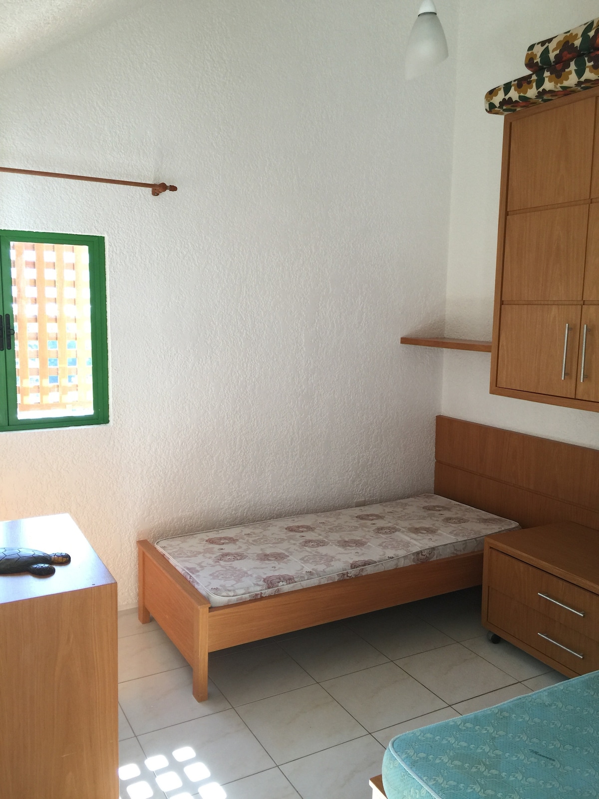 房间2张单人床+ 1张床垫。