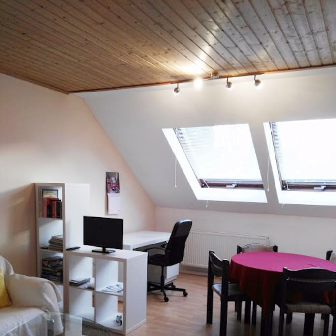 Schreibtisch und Esstisch im Wohnzimmer