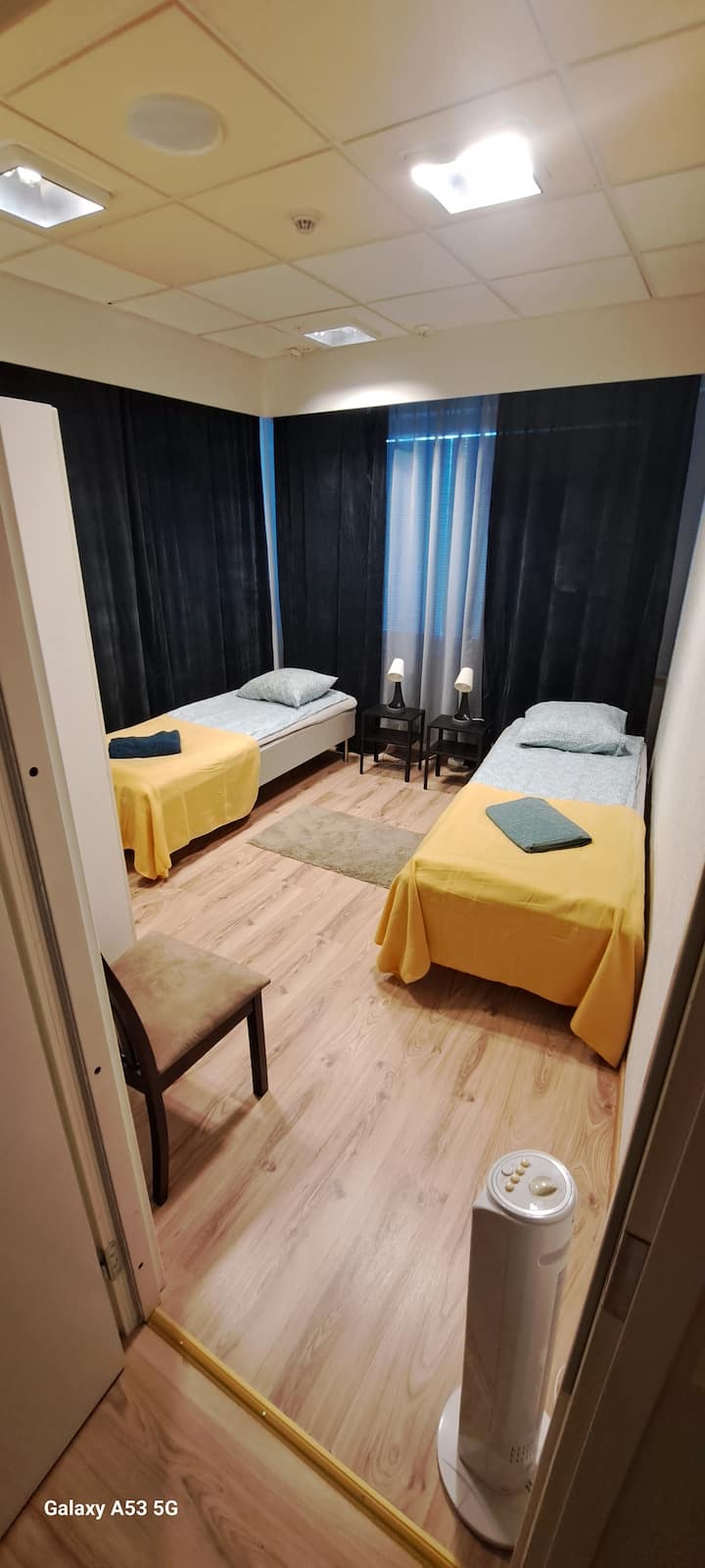 ห้องนอนที่ 3 มี 2 เตียงขนาด 80 × 200 มีผ้าขนหนู