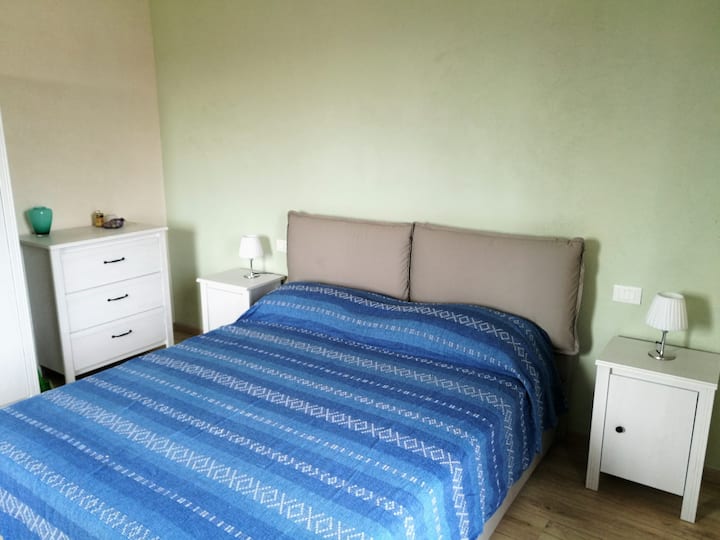 La camera da letto con letto matrimoniale