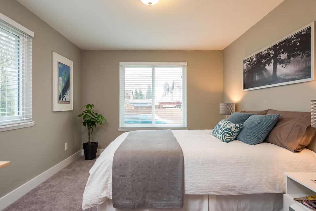 Lots of natural light filters into the room, thanks to 2 large windows