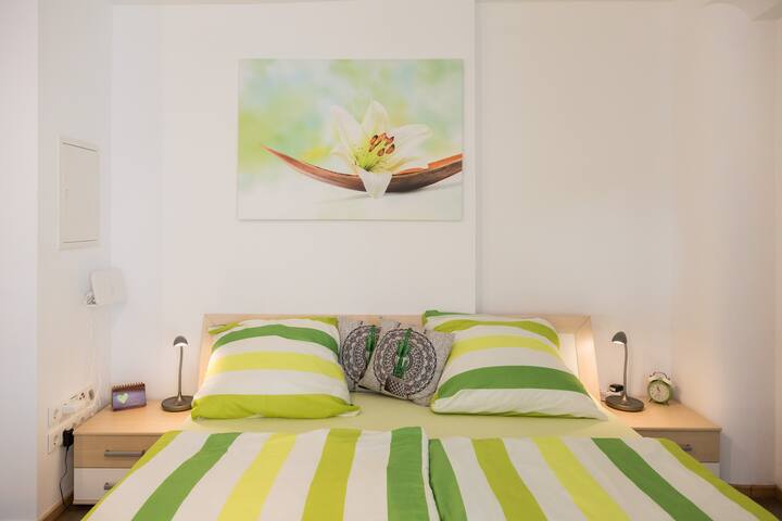 Doppelbett 180×200 im Wohn-Schlafzimmer