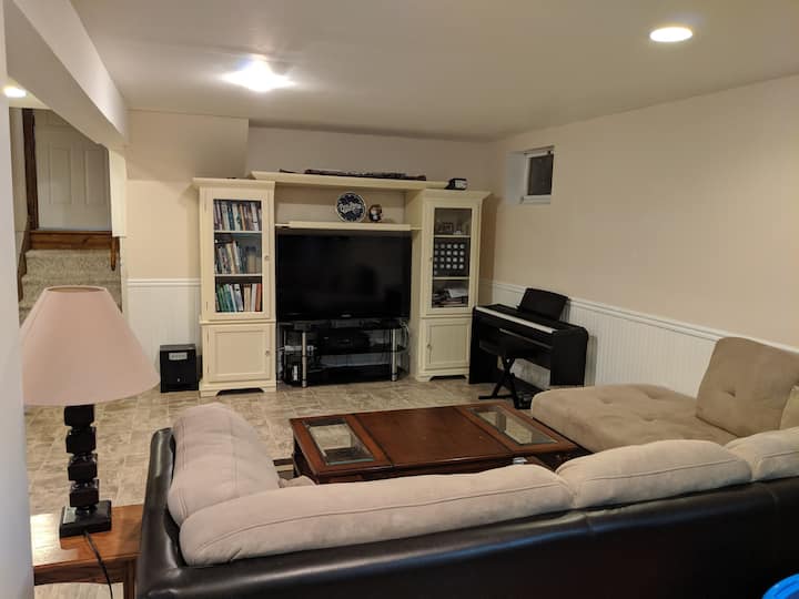 غرفة عائلية في الطابق السفلي