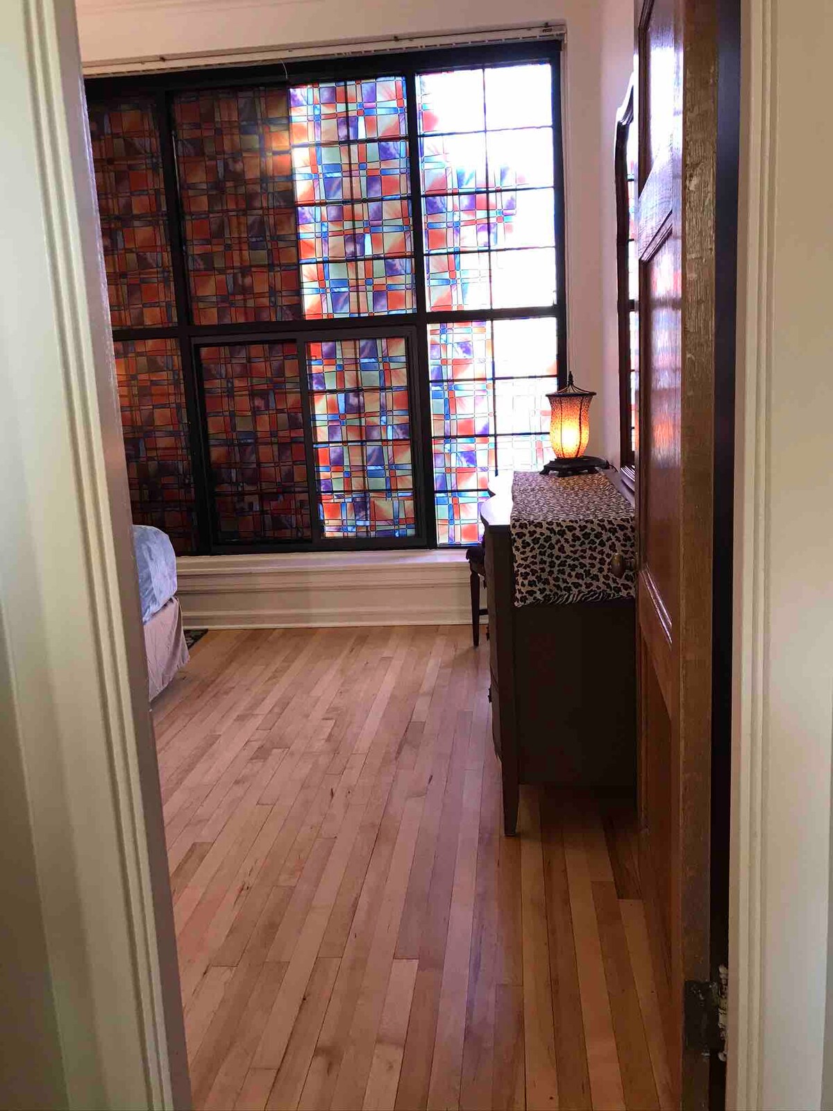 后卧室配有落地窗和马赛克窗帘。没有窗帘。