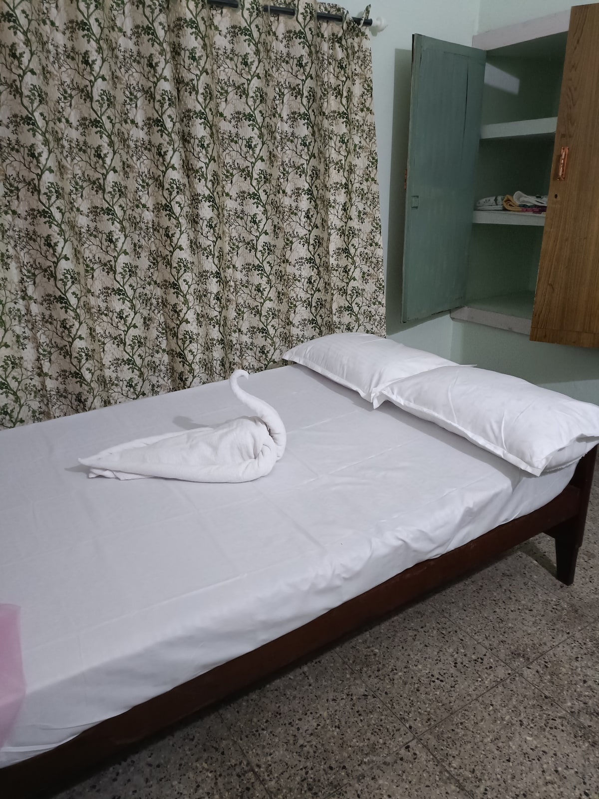 Spavaća soba 1 bračni

krevet, stolica za ljuljanje i
Mreža za komarce je dostupna.