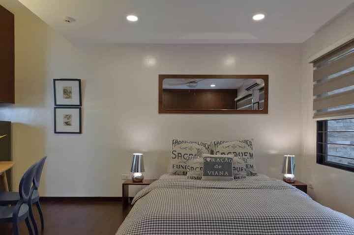 Lovely Studio 3 Minute Walk to Boracay's White Beach. Cleaning gratis which includes bed linen and towels changed once weekly. Additional cleaning can be arranged for a nominal fee of 500 PHP per time. 