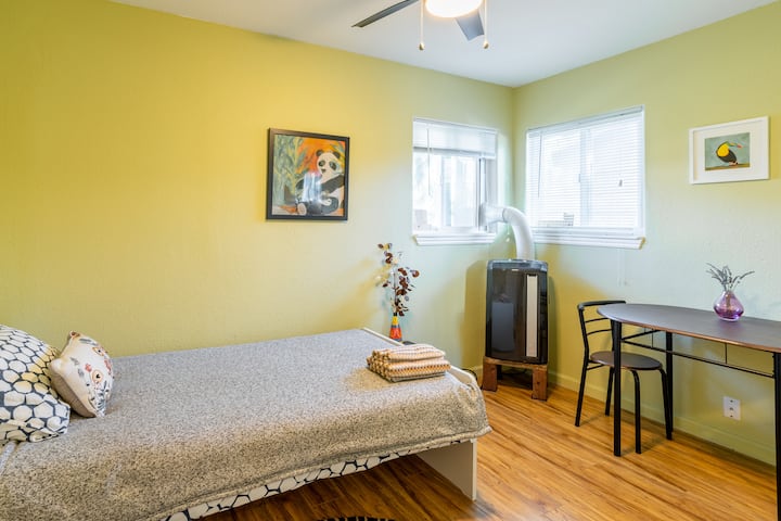 Second bedroom with a twin size bed