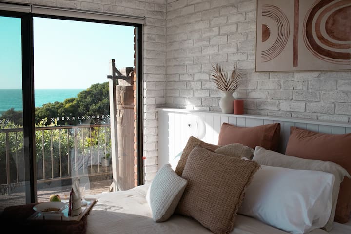 Beachfront 3 Bed Apartment-Pool/Spectacular Views!