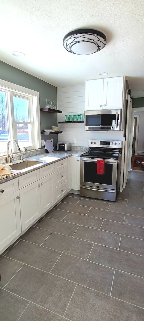 Newly Renovated 3-bdrm, 2 ba Farm House.