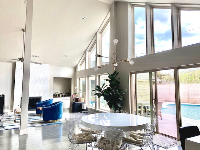 LUX MODERN BRIGHT 5BR HGTV HOME w/PRIV. POOL OASIS gallery image 3