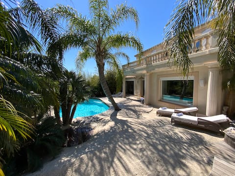 L'Oasis, 2 minutes from the beach with heated pool.