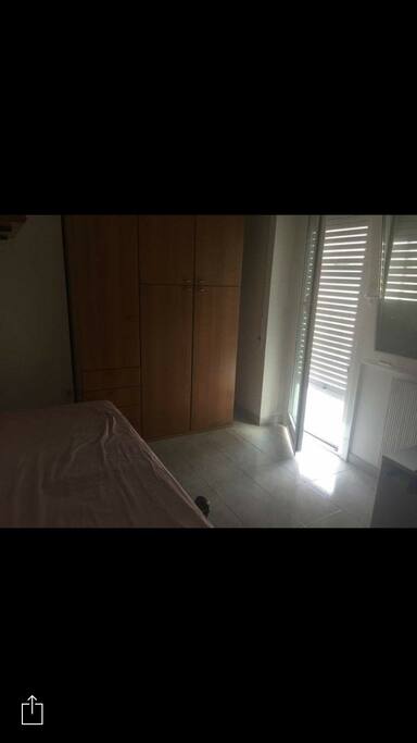 Stanza con letto singolo armadio e la scrivania .