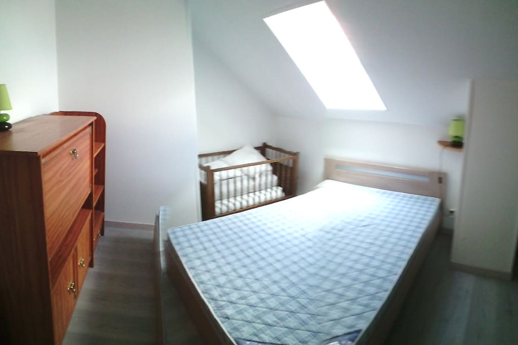 chambre 1 grand lit + 1 lit bb