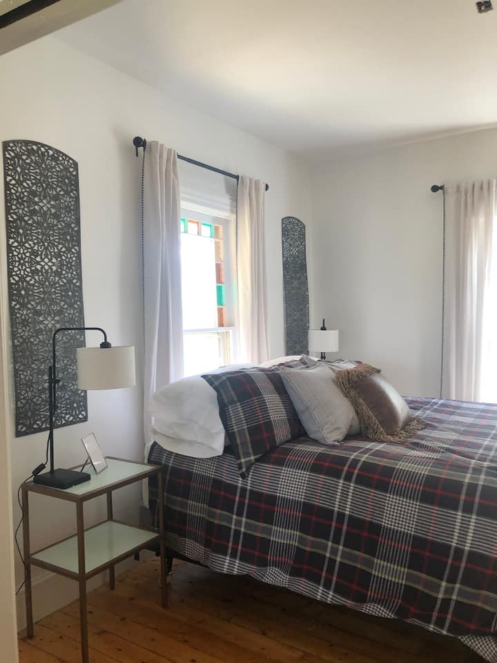 Chumba cha chini cha King mbali na Sebule. Bafu ya chumba