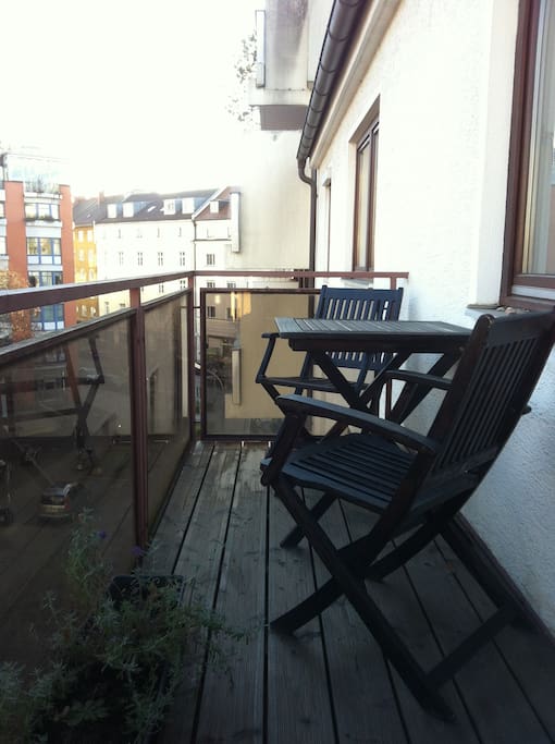 Entspannt Kaffee trinken. Großer Balkon mit Morgensonne.