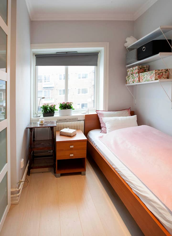 单人房。高级床。更衣室空间充裕。 干净而舒适的床品。