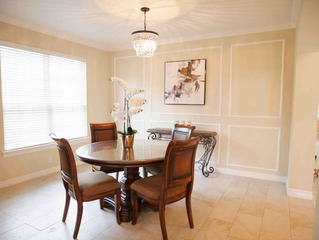 Classic, spacious 3859 sq ft home awaits you! gallery image 4