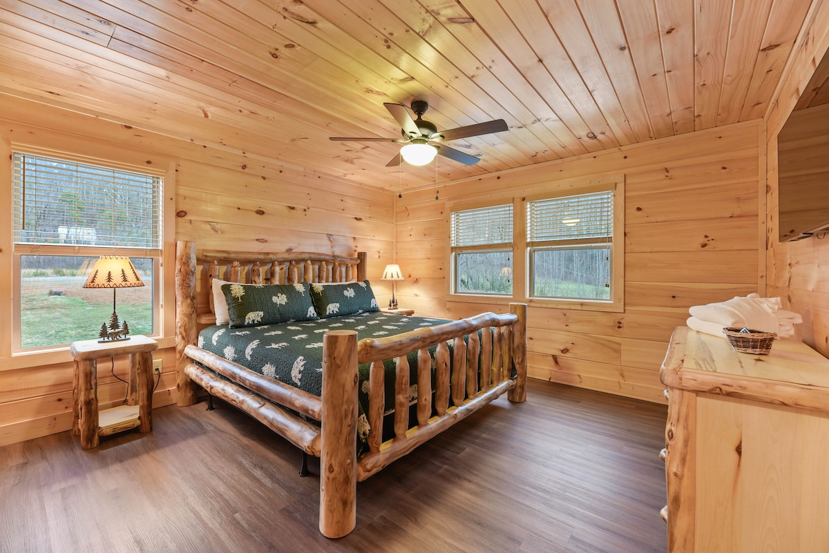 Chumba cha kulala 2: Chumba kikubwa cha kulala kina mwonekano kutoka kwenye kuta mbili zenye madirisha.  