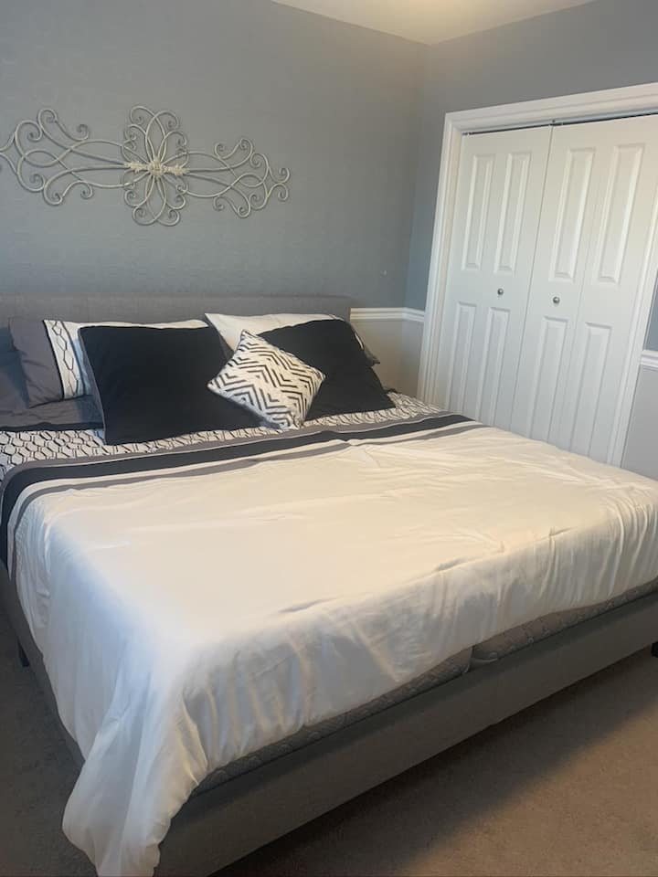 主楼层卧室# 1加大双人床