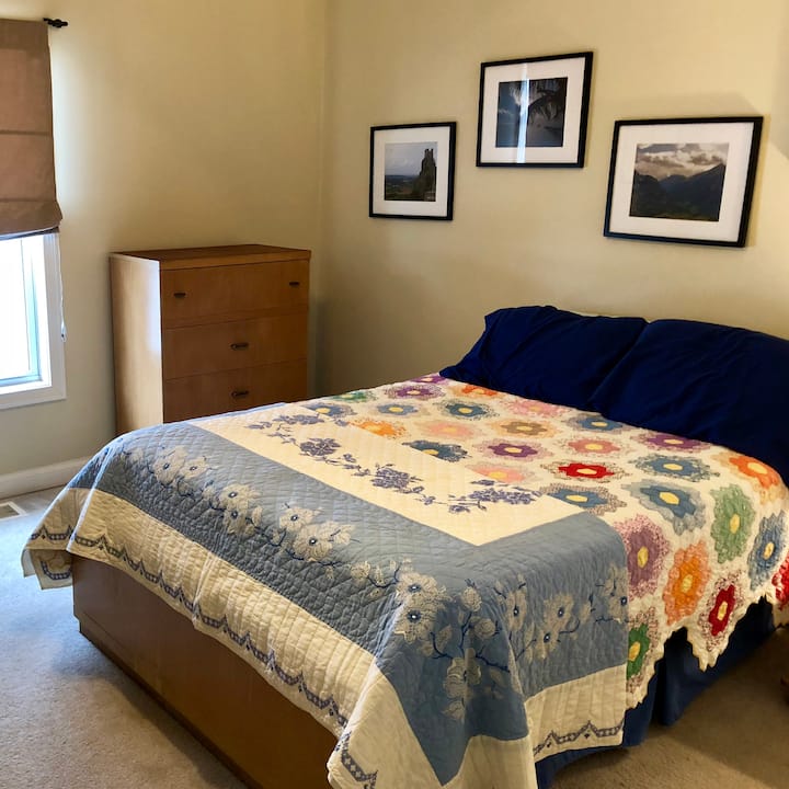 Първа спалня на етаж с пълно легло