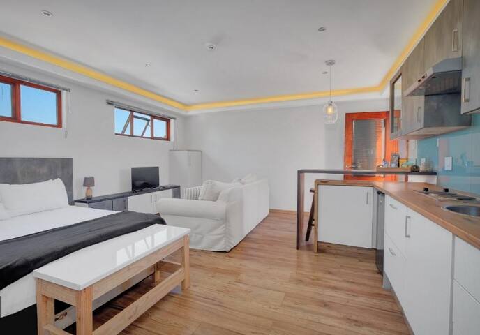 Airy Loft Steps from Parkhurst Central