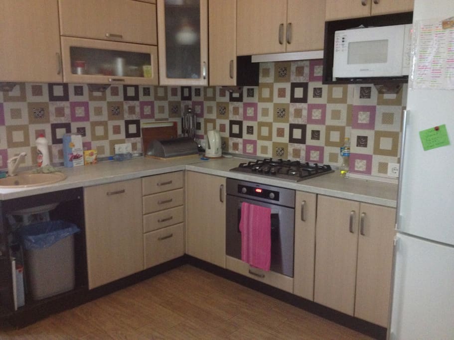 Kitchen has a mikrowave, dishwasher, fridge, table with 4 chairs