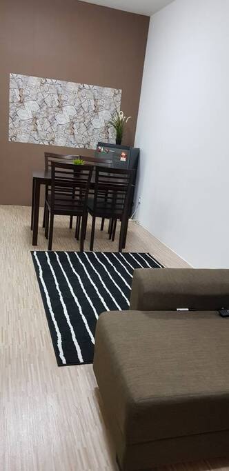 Ruang makan beserta peti sejuk untuk kegunaan tetamu homestay.