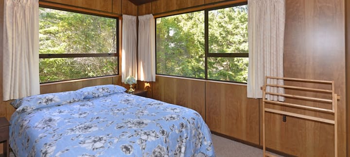 Dormitorio 3 (arriba): cama tamaño queen.

