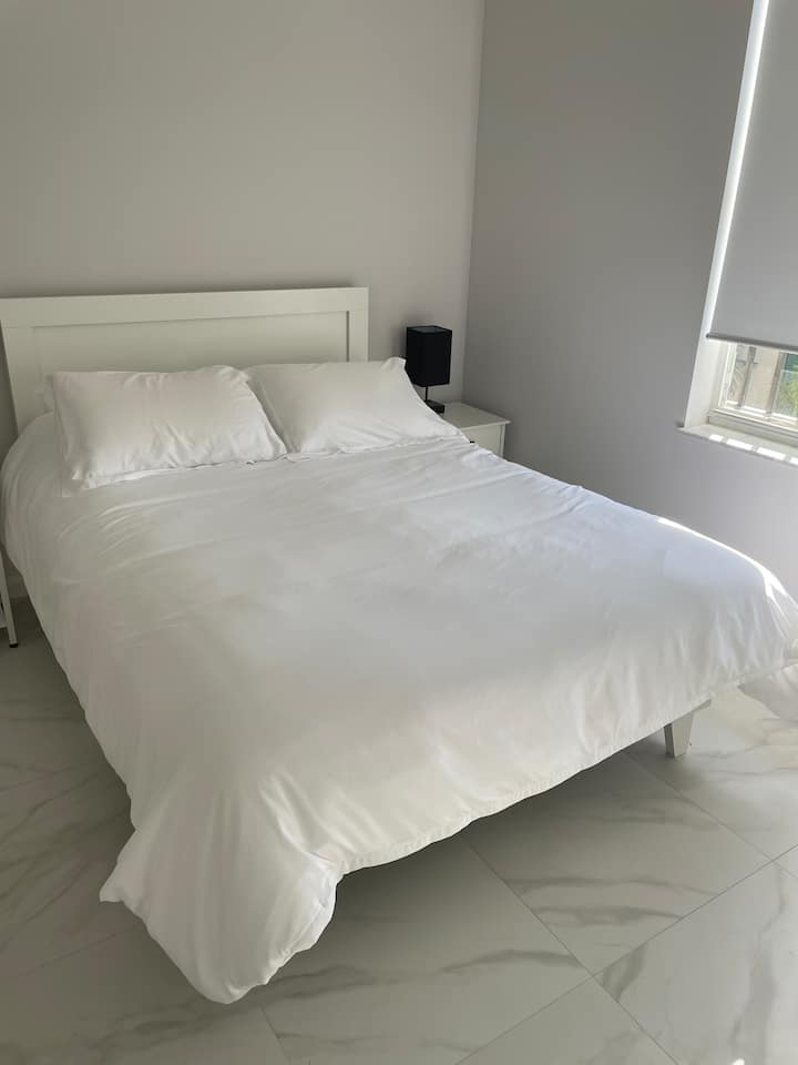 เตียงควีนไซส์ในห้องผู้เข้าพัก 