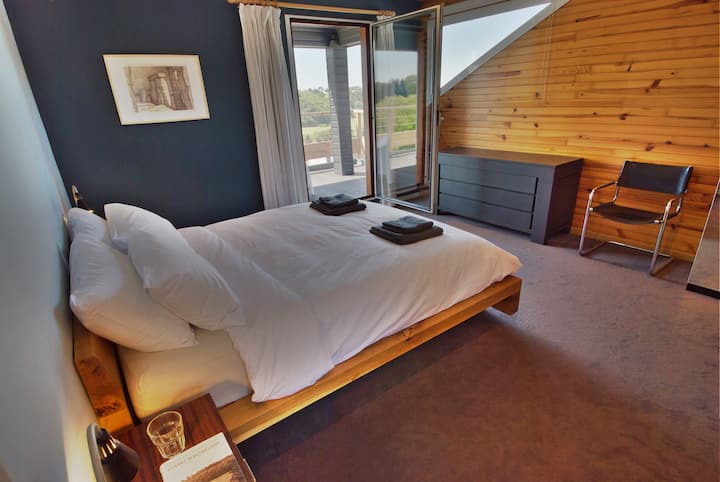 Bovenverdieping grote hoofdslaapkamer met linnen en katoenen lakens. Zeezicht en dakterras.