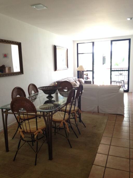 Sala de jantar e de estar - aconchegante, com vista para a varanda e muito verde