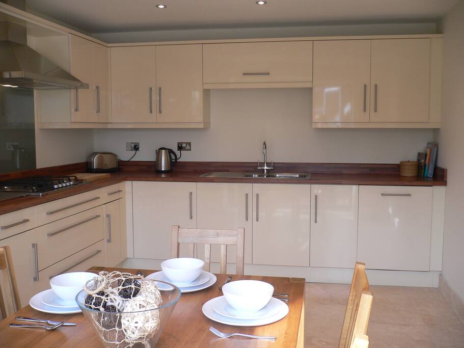Spacious Modern Kitchen Diner