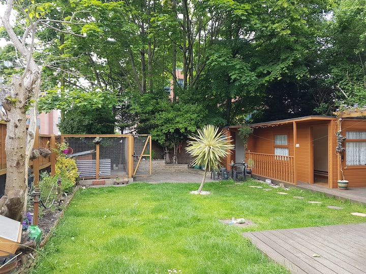 Picha ya Nyumba ya Katikati ya Jiji la Cardiff yenye Bustani Nzuri. 1