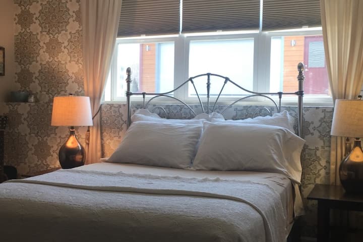 غرفة نوم بسرير كبير 1