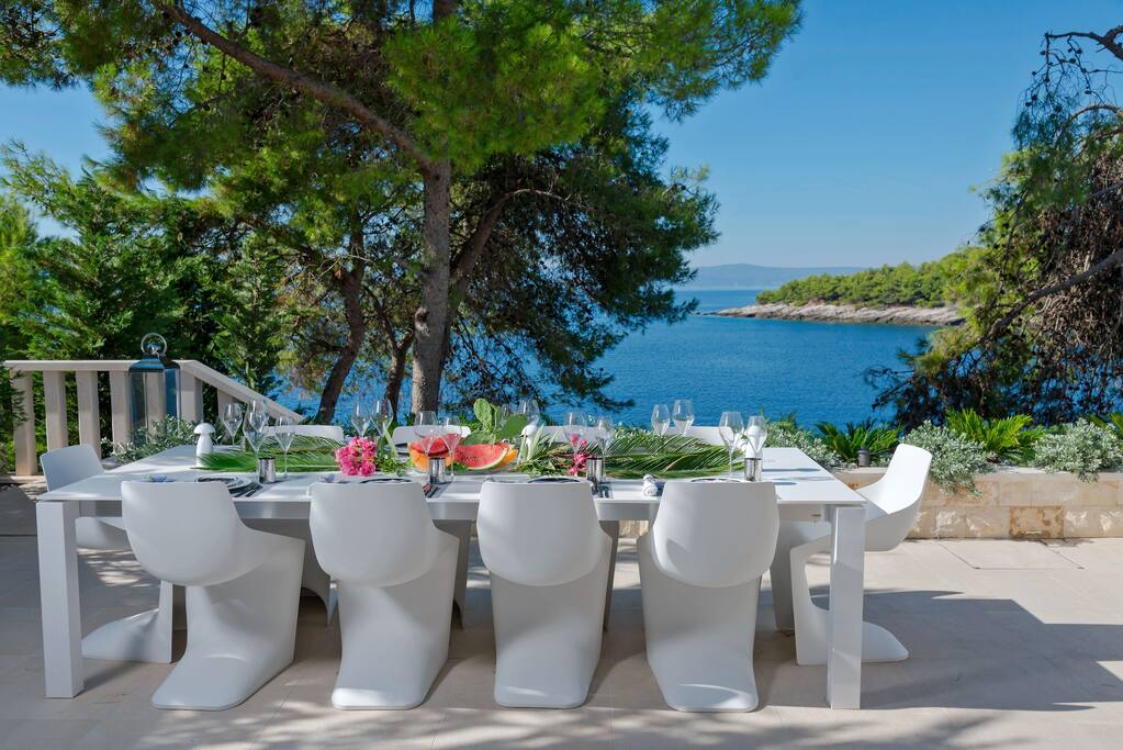 Amazing dining setting at Villa Akuna Croatia