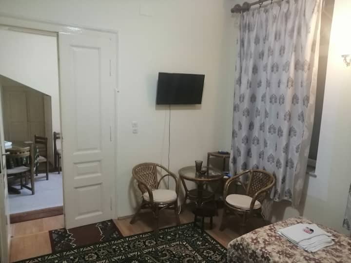 Маса со два стола во првата спална соба